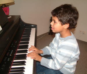 Kinder ab 4 Jahren lernen bei uns Klavierspielen. KD-Musik-Akademie
